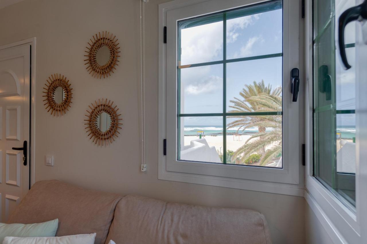 Homeforguest Modern And New Beachfront Apartment La Oliva Esterno foto