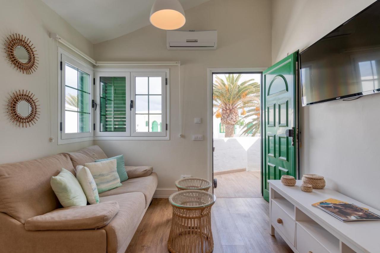 Homeforguest Modern And New Beachfront Apartment La Oliva Esterno foto